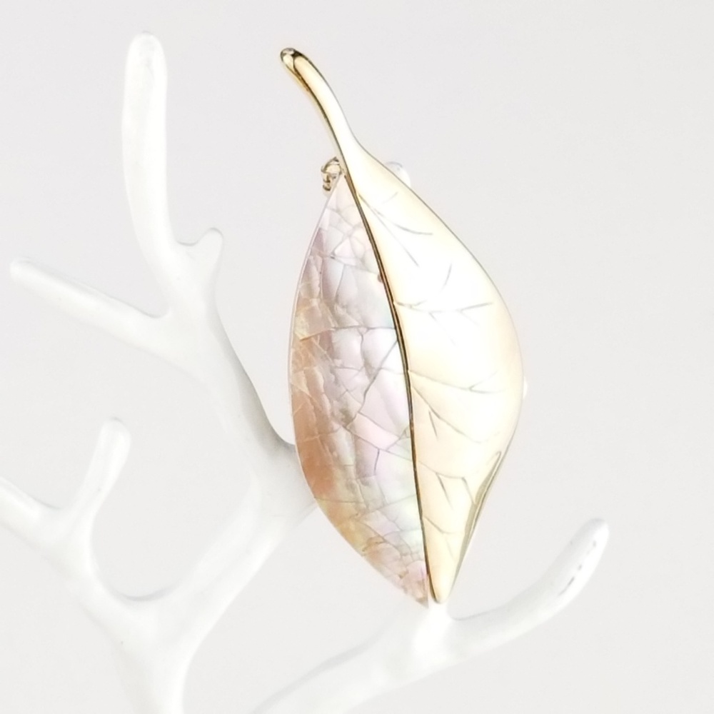 LC Mother of Pearl and Goldtone Brooch J146 (A20) - Picture 6 of 7